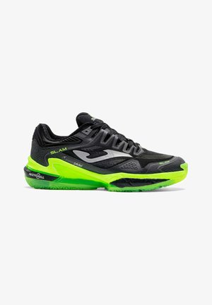 Zapatilla deportiva baja en negro y verde neón con cordones, suela texturizada y logotipos de las marcas "Slam" y "Joma pádel" en el lateral.