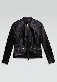 Zwarte leren jas met een ronde hals, vooraan een ritsluiting en twee ritszakken. Houten textuur en een aansluitend ontwerp met gestikte accenten.