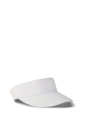 Bílá sportovní čelenka z látky s jemným raženým vzorem a zakřiveným kšiltem, zobrazena na jednobarevném bílém pozadí.