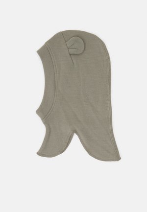 Balaclava tricotat de culoare khaki, cu vârf rotund, cusături laterale și cusături expuse. Textură moale cu un design simplu și funcțional.