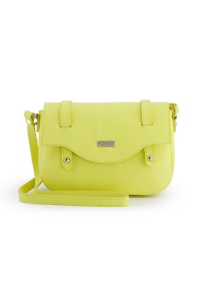 Kleine limegroene leren crossbodytas met klep, zilveren studs en verstelbare band, geplaatst op een witte achtergrond.