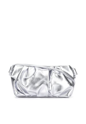 Kleine silberne Metallic-Handtasche mit gerafftem Lederdetail und einem dünnen Schulterriemen, vorne mit kleinem eingeprägtem Markennamen.