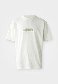 Camiseta blanca de manga corta con cuello redondo, con un diseño decorativo verde que presenta los números "3" y la palabra "UNO" centrados en el pecho.