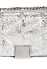 Borsa a tracolla metallizzata argento con texture a rombi, dotata di una tracolla in catena argentata e di un accessorio rettangolare in metallo argentato sul davanti.