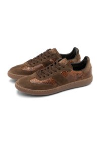 Brązowe zamszowe sneakersy z nadrukiem w wzór węża w odcieniach pomarańczowego i brązowego, z płaską gumową podeszwą i okrągłym noskiem.