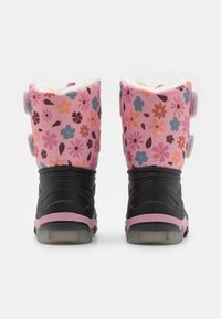 Wasserfeste Stiefel mit einem pinken Blumenmuster, einem schwarzen Gummibereich unten, einer strukturierten Sohle und einem plüschigen weißen Futter. Klettverschlüsse sorgen für einen sicheren Sitz.