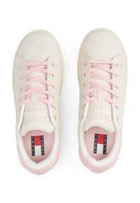 Białe sneakersy z różowymi akcentami, z gładką syntetyczną cholewką, okrągłym noskiem i sznurowanym zapięciem. Zauważalne logo na wkładce.