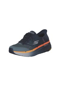Scarpa da corsa navy con tomaia in mesh traspirante, accentuata da dettagli arancioni e grigi, e suola in gomma testurizzata per garantire aderenza.
