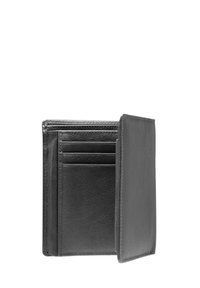 Portefeuille en cuir noir avec plusieurs compartiments pour cartes et un design à rabat. Texture lisse avec des détails de couture visibles. Forme compacte.