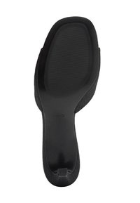 Soletta nera di una scarpa con superficie testurizzata e rilievi alti, dotata di una punta liscia e forma del tacco arrotondata.