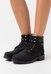 Tamaris Botines con cordones - black