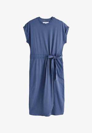 Robe midi bleue à manches courtes avec fente latérale, col rond et ceinture à nouer à la taille.
