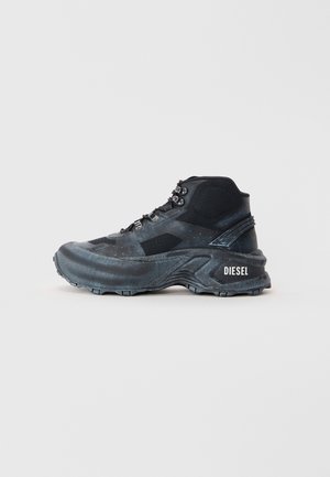 Zwarte mid-top sneakers met gestructureerde bovenkant, stevige zolen en opvallende "DIESEL" branding in het wit. Heeft een vetersluiting en demping.