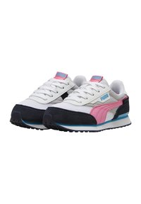 Scarpe sportive bianche con accenti rosa e blu. Caratteristiche includono una tomaia in tela testurizzata, sovrapposizioni in suede e una suola imbottita.