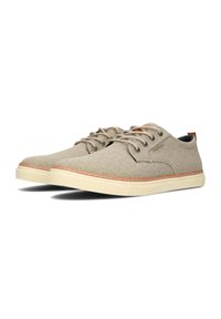 Hellbraune Canvas-Sneaker mit runder Zehenpartie, beiger Sohle, kontrastierenden Nähten und braunen Lederelementen in der Nähe der Ferse.