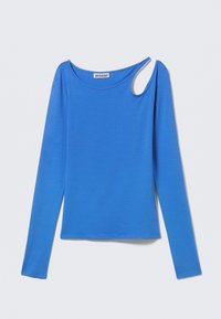 Blaues Langarmshirt mit rundem Ausschnitt und einem einzigartigen asymmetrischen Ausschnitt an der rechten Schulter, flach auf einem weißen Hintergrund ausgelegt.
