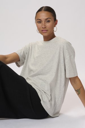 T-shirt gris clair à manches courtes, en mélange de coton doux, avec des embellissements dispersés. Coupe décontractée, col rond, design casual.