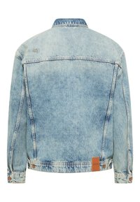 Jasnoniebieska kurtka dżinsowa z zaostrzonym kołnierzykiem, zapinanymi mankietami i skórzaną naszywką z logo na dole. Posiada wyblakłe, fakturowane wykończenie.