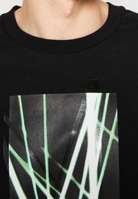 BOSS T-shirt med print - black