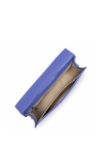 Clutch in pelle blu con texture liscia, aperta che mostra un interno beige e una tasca con zip. Design semplice senza hardware visibile.