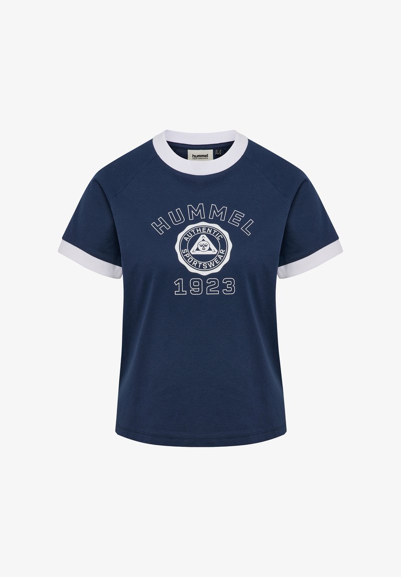 Donkerblauw t-shirt met witte geribbelde halslijn en mouwboorden. Voorzien van een rond grafisch logo met de tekst "HUMMEL AUTHENTIC SPORTSWEAR 1923". Zachte stof.