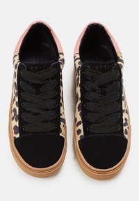 Sneaker in tela con stampa leopardata, punte e lacci in suede nero, dettagli rosa sul tallone e suola in gomma.