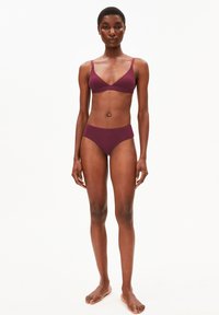 Burgunderfarbener BH und Höschen-Set in glattem Stoff, mit dünnen Trägern und minimalistischem Design. Keine sichtbaren Muster oder Akzente.