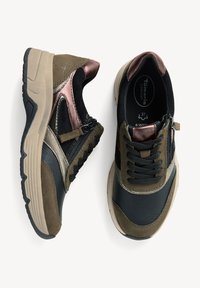 Adidași maro și negri, cu un amestec de piele, suédă și materiale textile, cu accente metalice și un design cu șireturi.