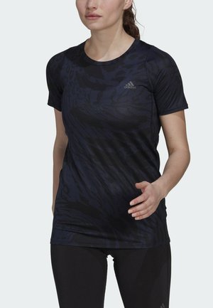 Camisa atlética negra con un patrón de estampado animal texturizado en azul oscuro, mangas cortas, escote redondo y un logo de Adidas en el pecho.