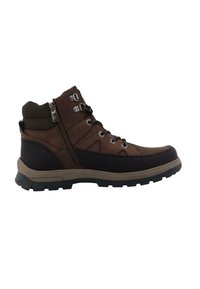 Bottines de randonnée marron en cuir et toile, avec un col rembourré, des accessoires en métal, une fermeture éclair latérale et une semelle en caoutchouc texturée.
