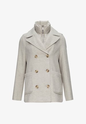 Jasnoszary dwurzędowy płaszcz z dużymi, beżowymi guzikami, szpiczastym kołnierzem, dwoma przednimi kieszeniami i miękkim, strukturowanym materiałem. Wewnętrzny kołnierz jest wyściełany.