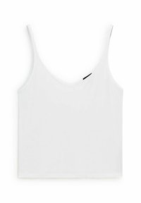 Hvid cropped camisole med tynde stropper og et diskret sort mærke nær udskæringen.