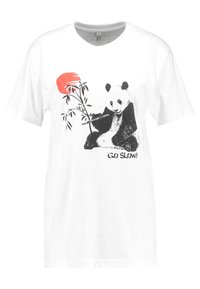Vit bomulls t-shirt med en svart och vit panda-illustration som håller bambu, med en röd sol och texten "GÅ LÅNGSAMT!" i svart.