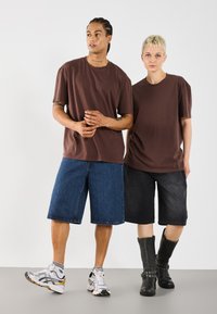 YOURTURN UNISEX BASIC GARMENT WASHED - Jednoduché tričko - coffee bean