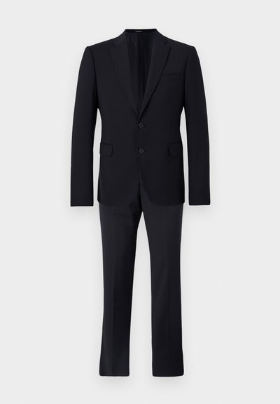 Completo due pezzi nero realizzato in tessuto liscio; presenta una giacca a un bottone con due bottoni e pantaloni con frontale piatto.