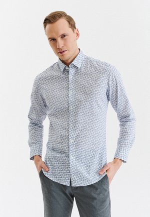Jasnoniebieska koszula z długim rękawem i małym wzorem kwiatowym, z kołnierzykiem typu pointed, wykonana z gładkiego materiału.