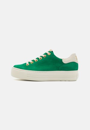 Grüne Wildleder-Sneaker mit weißer Gummisohle, beigen Leder-Akzenten, goldenen Ösen und beigen Schnürsenkeln. Niedrig geschnittenes Design mit dezenten Nähten.