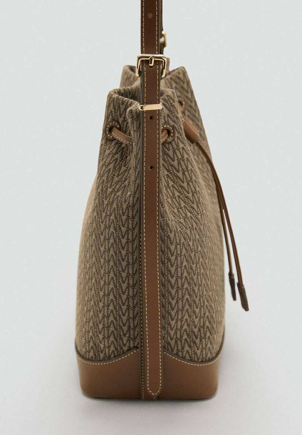 【VALENTINO BAGS】Tribeca 2トーン バケットバッグ【関税込】 Valentino Bags TRIBECA - Handbag - naturale nero/black - Zalando