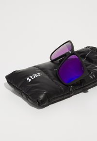 Occhiali da sole neri a forma rettangolare con lenti viola sfumate, poggiati su un astuccio imbottito nero con il logo "bliz" stampato in bianco.