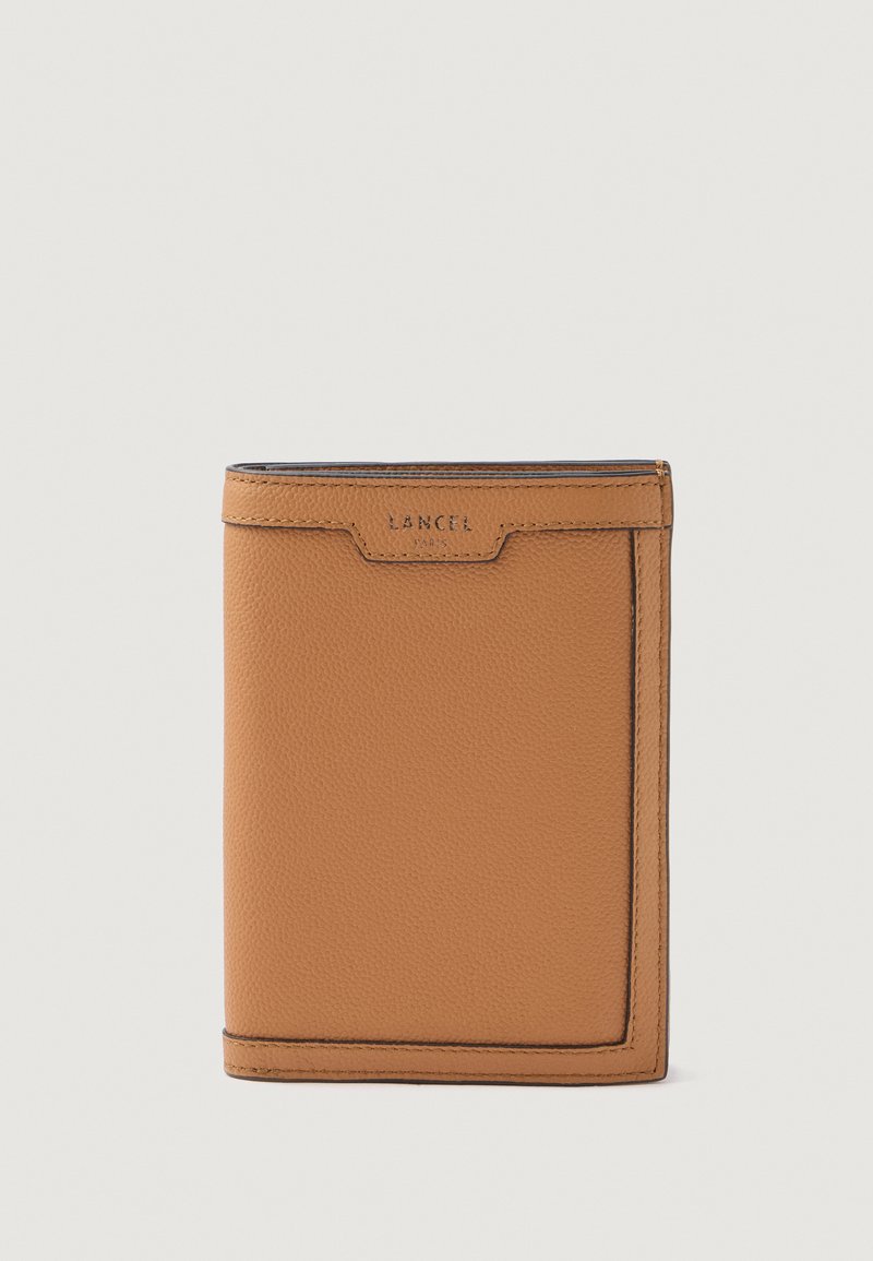 Tan læderpung med en struktureret finish, der har en buet topkant og præget branding. Kompakt design med kontrasterende syninger.
