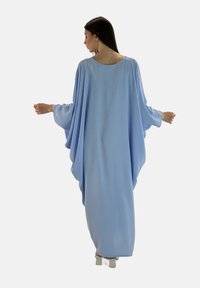 Robe longue et fluide en tissu bleu clair. Présente des manches larges, un col rond et un design de dos drapé. Texture lisse avec un minimum de détails.