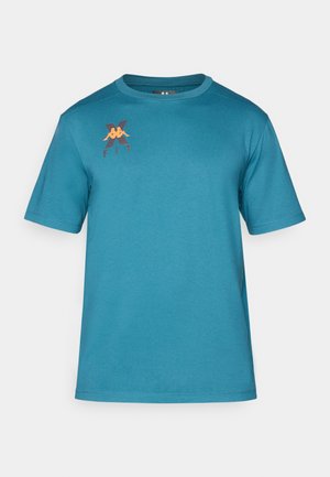 Short-sleeve teal T-shirt made of soft fabric, featuring a rounded neckline and a logo in orange and black on the left chest.
