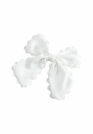 Weißer Satinbogen mit gewellten Kanten, zwei großen Schlaufen und einem zentralen Knoten. Glatte Textur, elegantes Design.