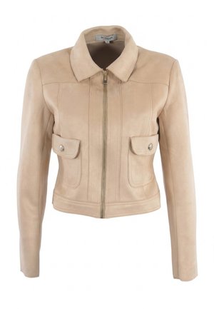 Chaqueta beige recortada con mangas largas, cremallera frontal, dos bolsillos con solapa y botones, y un cuello.