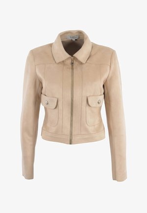 Chaqueta beige recortada con mangas largas, cremallera frontal, dos bolsillos con solapa y botones, y un cuello.