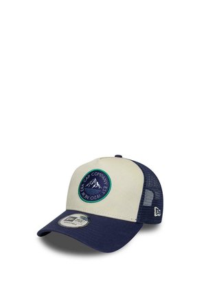 Beige und marineblaue Trucker-Kappe mit einem Berg-Logo-Patch und Mesh-Rücken, verstellbarem Riemen sowie New Era-Branding an der Seite und am Schirm.