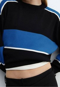 Pull rayé noir et bleu avec des accents blancs, présentant un col rond et un design raccourci, fabriqué en matière tricotée douce.