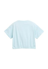 Camiseta corta de color azul claro, hecha de una tela suave, con mangas cortas y un dobladillo fruncido. La parte de atrás presenta un escote redondo sencillo.