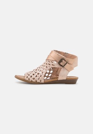 Sandale en cuir tressé beige avec bride à la cheville, boucle en métal et petit talon en bois, design à bout ouvert pour femmes.