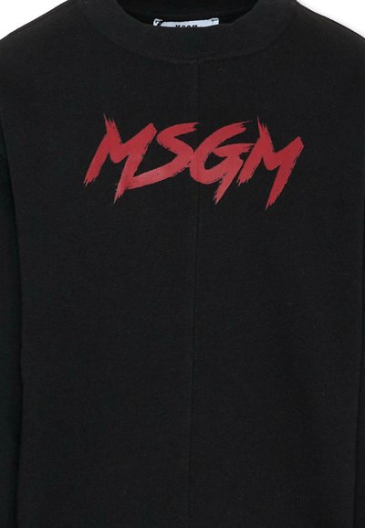 Czarna bluza z kapturem z napisem "MSGM" w pogrubionej, czerwonej grafice. Gładka struktura, fason typu crew neck oraz smukły krój.